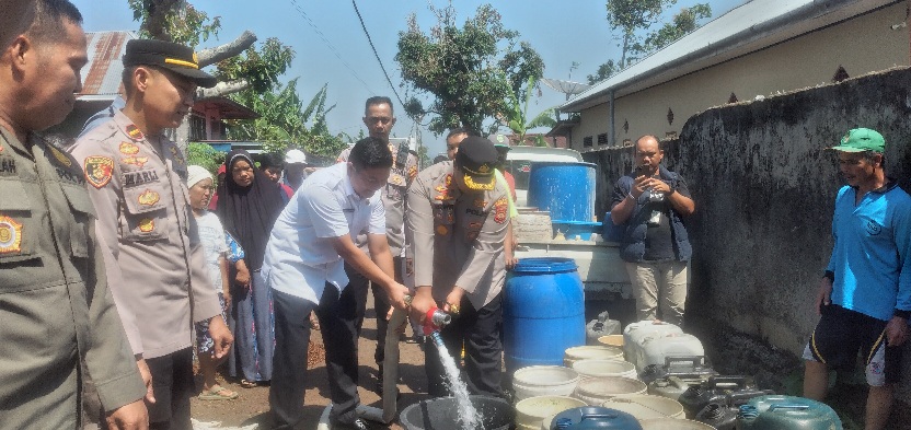 Pagar Alam Krisis Air Bersih, Kapolres Distribusikan Air Bersih dengan Amoured Water Cannon