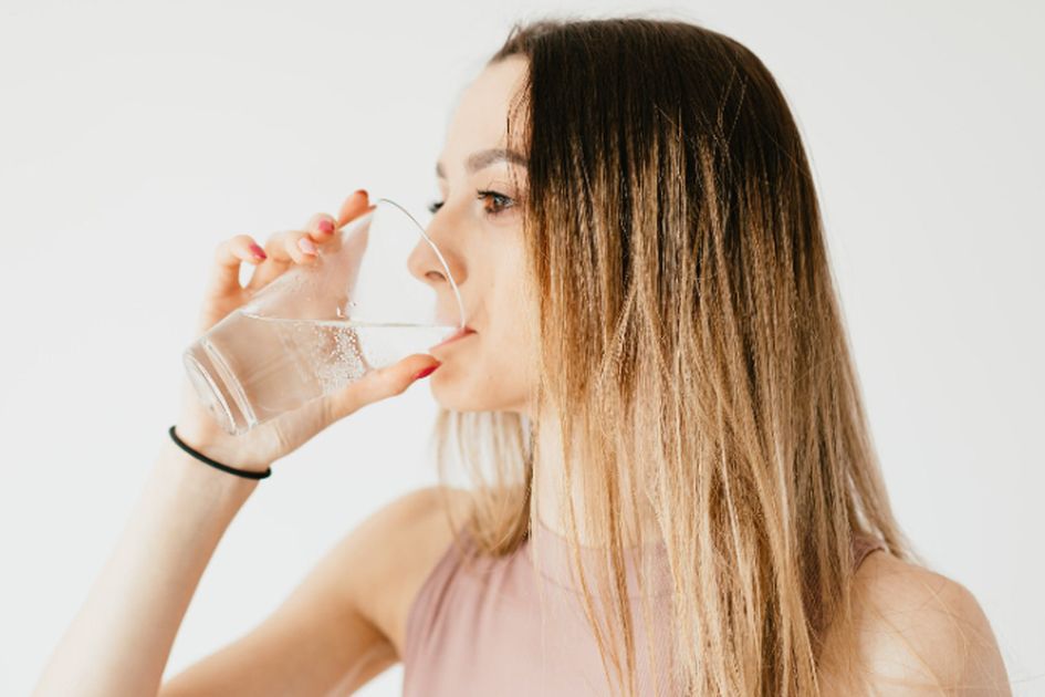 Kamu Harus Tau! Inilah 6 Manfaat Penting Minum Air Putih untuk Penuhi Kebutuhan Tubuhmu 