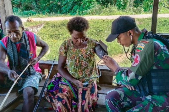 Jalin kebersamaan dengan Warga Mosso Papua, Satgas Yonif 122/Tombak Sakti Jemput Bola Pelayanan Kesehatan