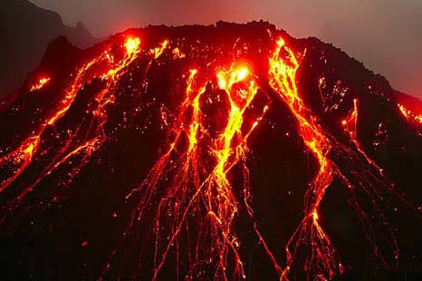 Amarah Gunung Kelud, Dibalik Pesonanya yang Indah Gunung Kelud Menyimpan Kemistisannya,Ini Ulasannya