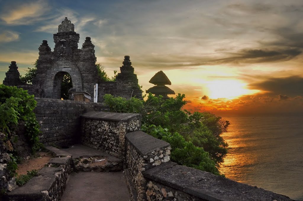 Wisata Religi dan Budaya di Pura Uluwatu Bali, Favoritnya Para Wisatawan 