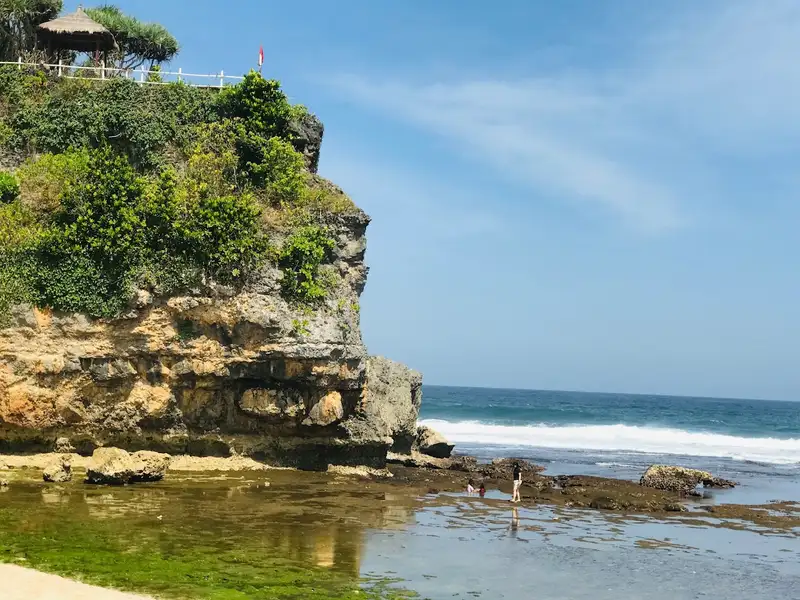 Eksplorasi Pantai Drini di Jogja! Pemandangan Indah dan Aktivitas Memikat