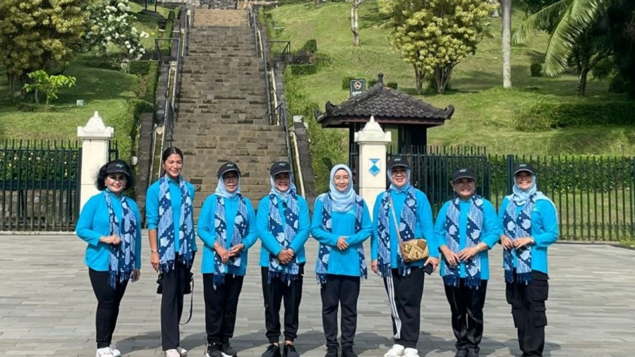 Ibu Negara Iriana Joko Widodo Bersama Jajaran OASE KIM Tanam 1.000 Pohon di Kawasan Borobudur