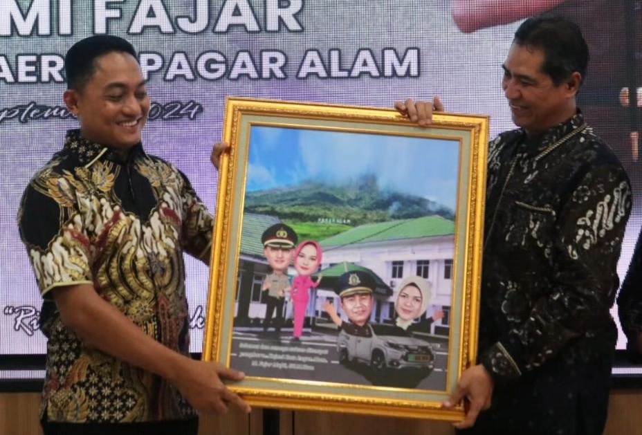 Sinergitas Kejari dan Polres Pagar Alam, AKBP Erwin AG Berikan Cindramata Karikatur kepada Fajar Mufti