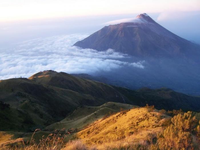 Kisah Mistis Gunung Lawu yang Paling Tersohor Hingga Terdapat Makam