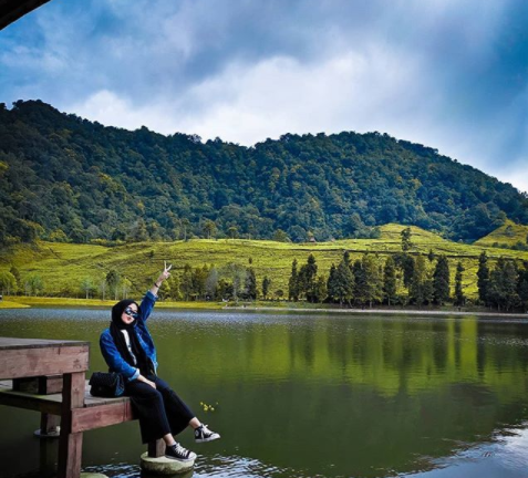 Pesona Alam Telaga Saat Puncak Bogor, Tempat yang Cocok Untuk Bersantai yang Banyak Spot Foto Instagramable!