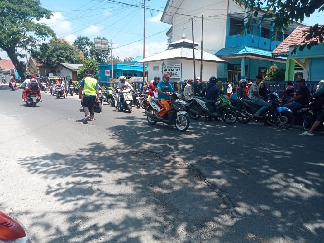 Warga Keluhkan Jalan Rusak, Ganggu Pengguna Jalan