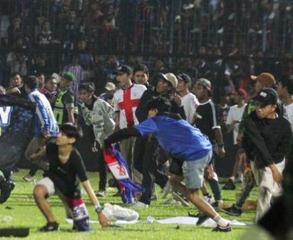 Polisi resmi menahan 6 tersangka kasus dugaan kelalaian atas insiden kerusuhan di Stadion Kanjuruhan, Malang y