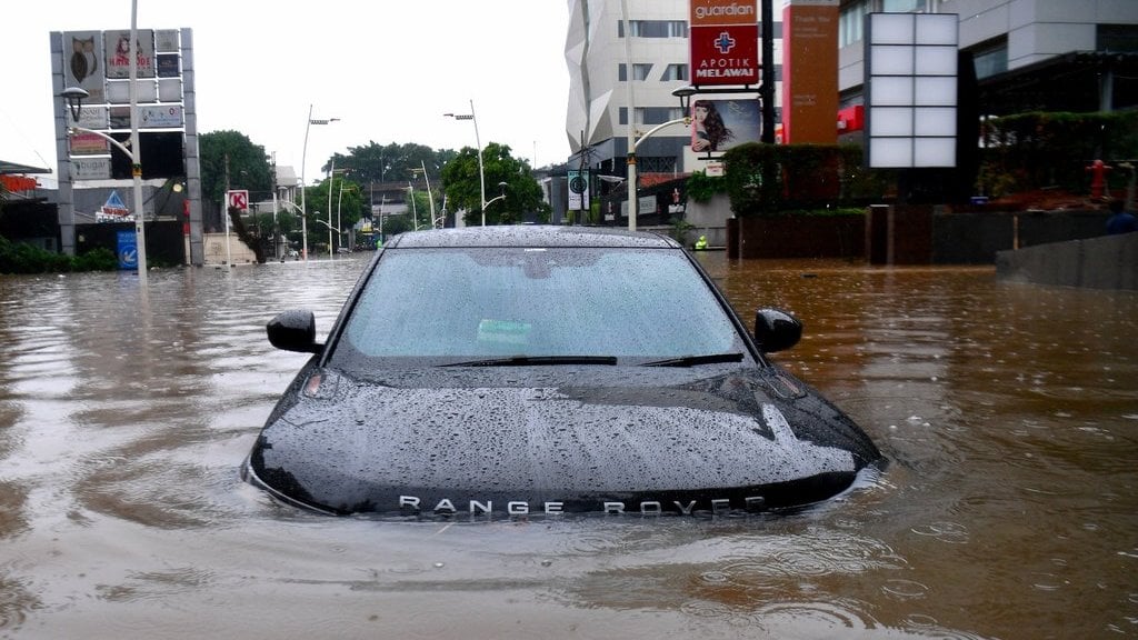 Bagaimana Mengatasi Mobil Terendam Banjir dengan Bijak? Ini Cara Mudah dan Efektif!