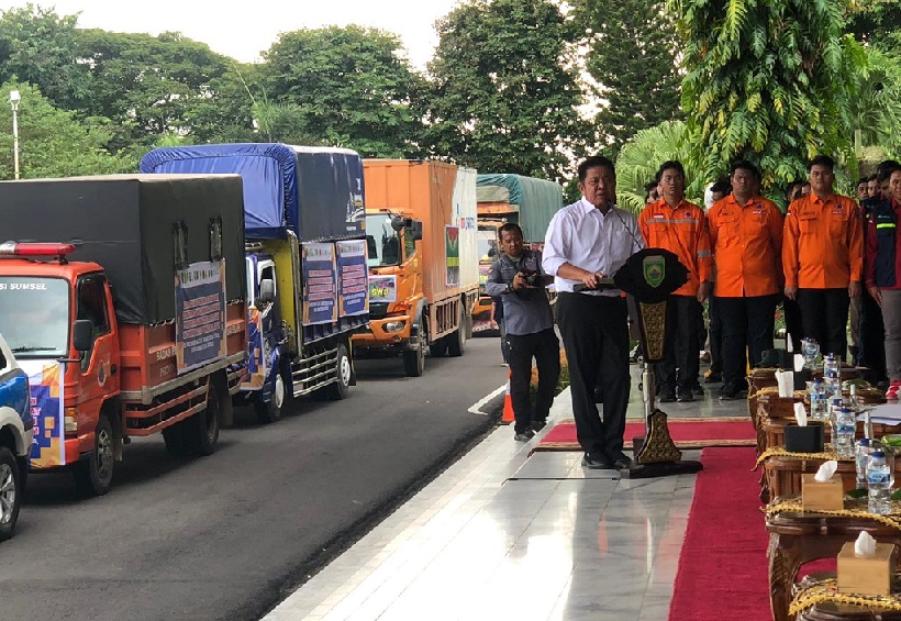 Gubernur Sumsel Lepas Puluhan Truk Bantuan Logistik dan Armada Medis ke Tiga Provinsi