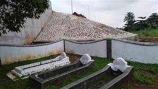 Benarkah Gunung Salak Angker Karena Banyak Makam Keramat Ini? Inilah Kebenarannya!