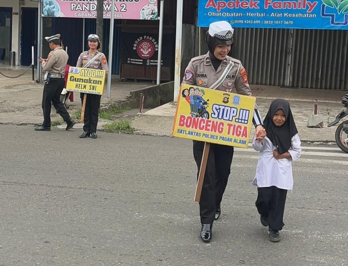 Satlantas Polres Pagaralam Sigap Amankan Pelajar di Jam Masuk Sekolah, Cegah Kecelakaan Lalu Lintas