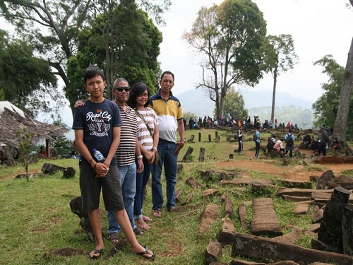 Objek Wisata Gunung Padang! Menyimpan Ribuan Misteri Dari Atlantis Hingga Harta Karun?