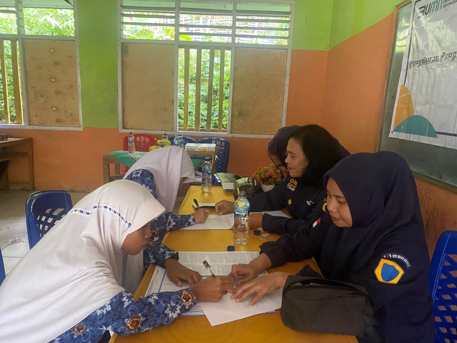 Bank Mandiri, Bantuan Pendidikan Bagi 1,5 Juta Anak Indonesia, Mantaps BOS!, 