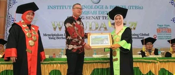 Hadirkan Sandiaga Uno, Wisuda dan Dies Natalis ITBis Lembah Dempo Berlangsung Khidmat