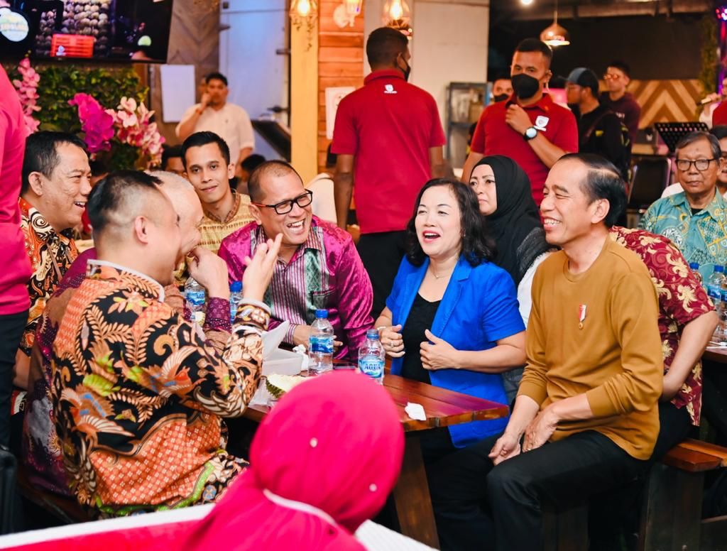 Nikmati Malam di Medan, Presiden Jokowi Makan Durian Bersama Pemred