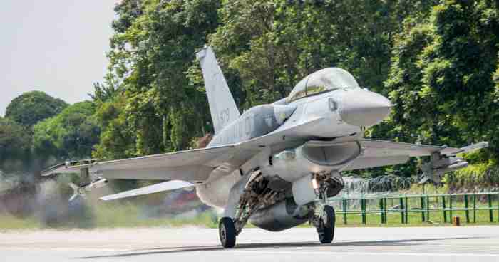 F-16 AU Singapura Jatuh Usai Lepas Landas, Pilot Selamat Melontarkan Diri