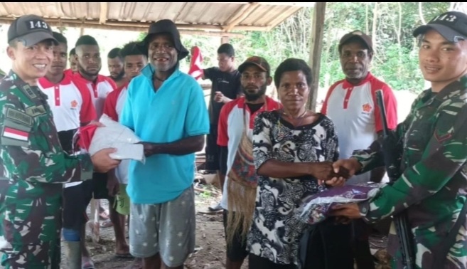 Kepedulian Satgas Yonif,  Melakukan Giat Sambang dan Memberikan Bantuan di Pedalaman Papua