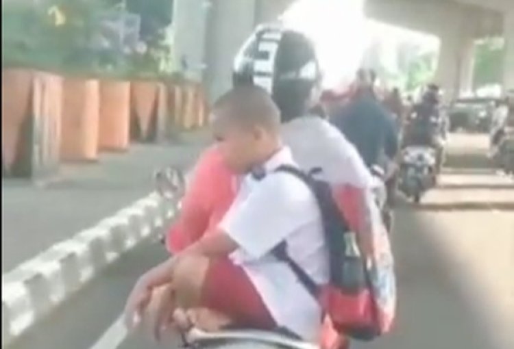 Heboh! Bocah Duduk Sila Menghadap Samping Ketika Dibonceng Motor