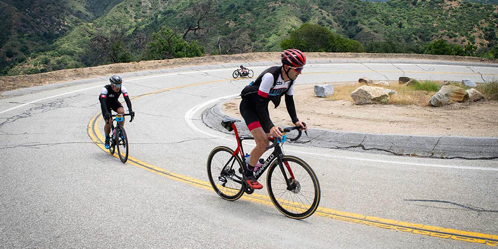 Ikuti 3 Tips Ini Saat Bersepeda di Tanjakan dan Turunan 