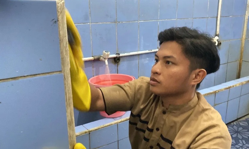 Aksi Pemuda Berhati Mulia Ini Viral, Rela Keliling Kampung  Untuk Bersihkan Toilet Masjid, Ini Orangnya!