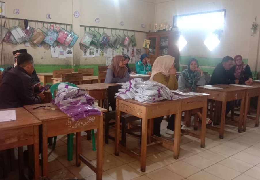 Begini Respon Ortu di Pagar Alam Anaknya Terima Bantuan Peralatan Sekolah Gratis