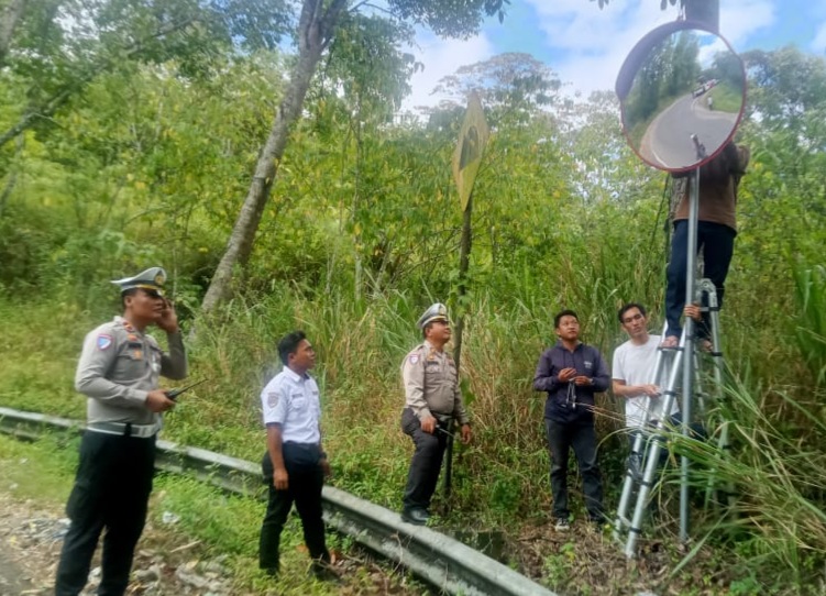Cegah Lakalantas di Momen Nataru, Satlantas Bersama BBJN Lakukan Pergantian Cermin Cembung