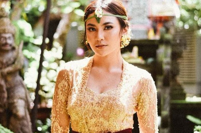 Mix Keturunan dengan Menikahi Wanita Cantik Dari Suku Indonesia Ini