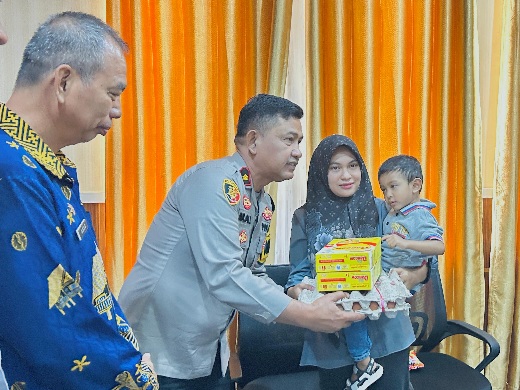 Dukung Atasi Stunting di Daerah, Wakapolres Pagar Alam Salurkan Bantuan Nutrisi 