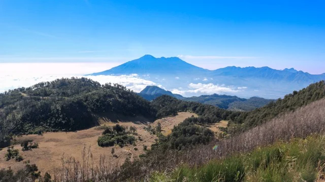 Misteri Gunung Butak: Legenda dan Sejarah di Puncaknya