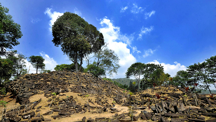 Misteri Kujang Gunung Padang, Senjata Kuno atau Artefak Ajaib?