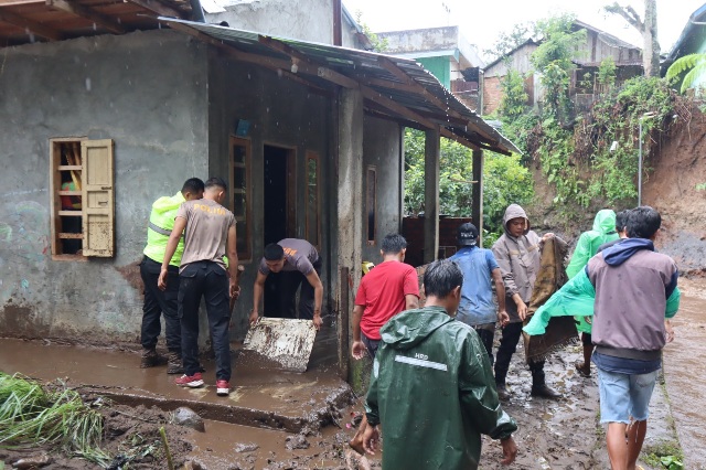 Gabungan Satfung Polres Pagar Alam, Bantu Warga Terdampak Banjir