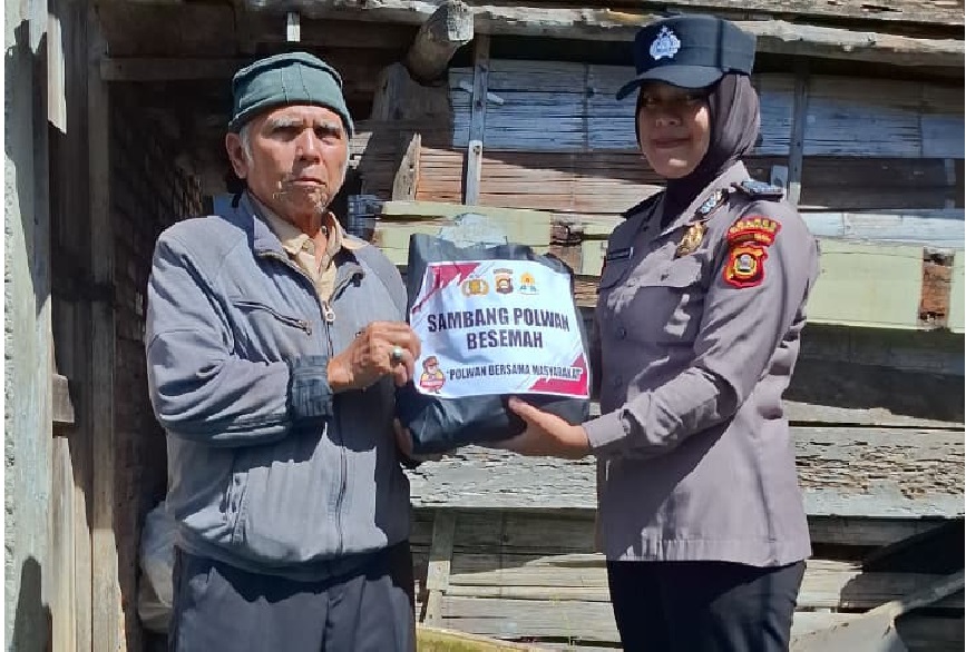 Pak Selamet Dapat Perhatian Hangat dari Polwan Besemah Polres Pagar Alam
