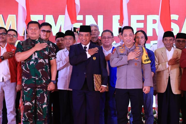 Bersama Warga Jatim, Kapolri - Panglima TNI Deklarasi Pemilu 2024 Aman Damai
