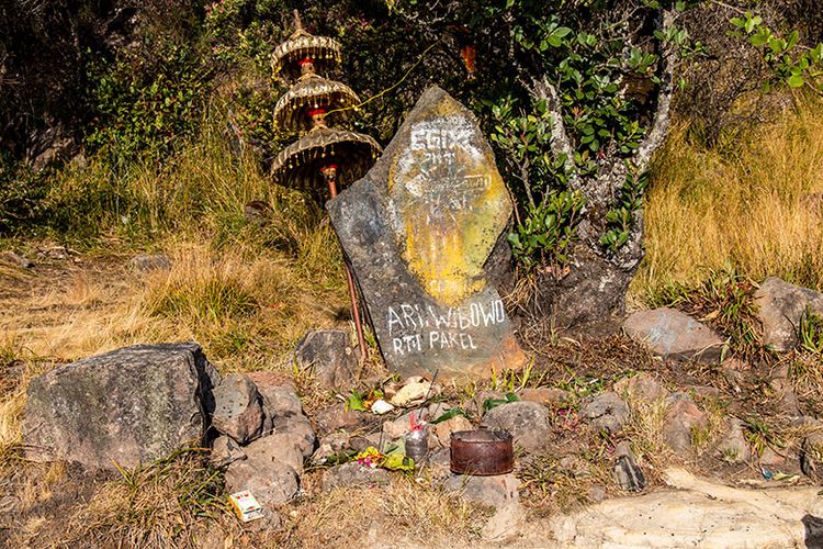 Menelusuri Keajaiban Spiritual di Puncak Gunung Lawu yang Dipenuhi Banyak Makam Keramat