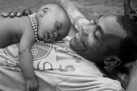 Laki-Laki Menyusui Bayi Hanya ada di Suku Aka, Kisah Unik dari Republik Afrika Tengah dan Kongo Utara
