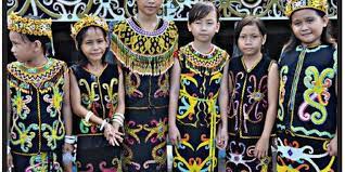 7 Nama Dan Ciri Khas Pakaian Tradisional Dari Suku Kalimantan!