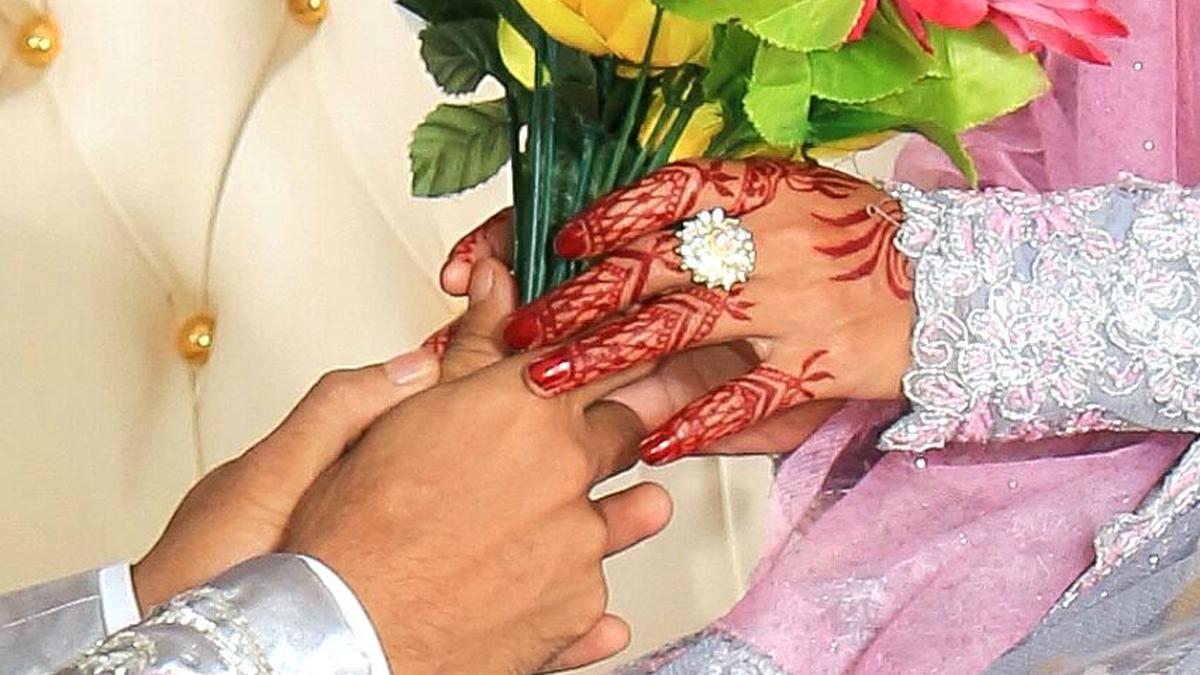 Mengenal Tradisi Berhubungan pernikahan Suku-Suku Indonesia, Unik atau Aneh?