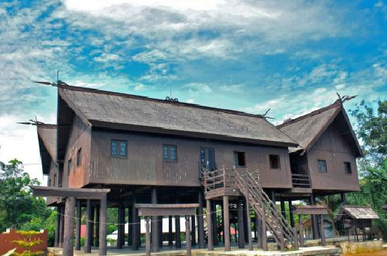 Mengapa Rumah Panjang Suku Dayak Begitu Memikat? Temukan Jawabannya!