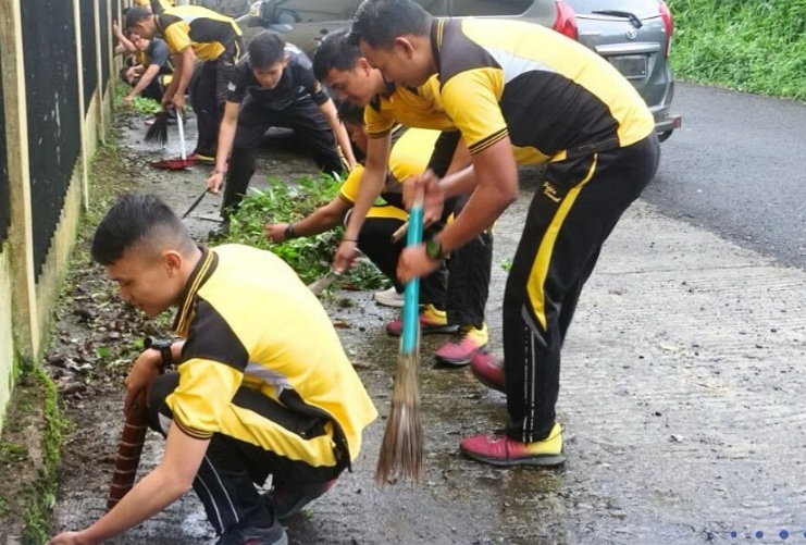 Ciptakan Lingkungan Besih dan Sehat, Jajaran Polres Pagar Alam Laksanakan Giat Pembersihan