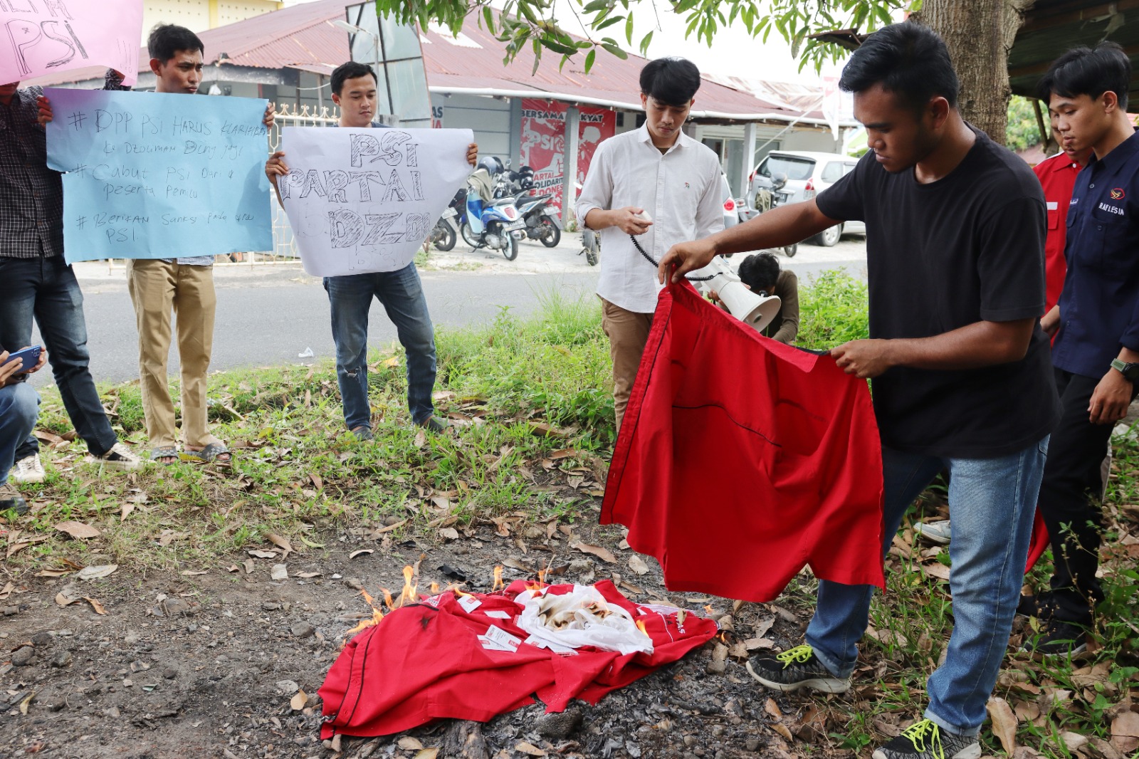 Ribuan Kader PSI Mundur, Gelar Aksi Bakar Atribut