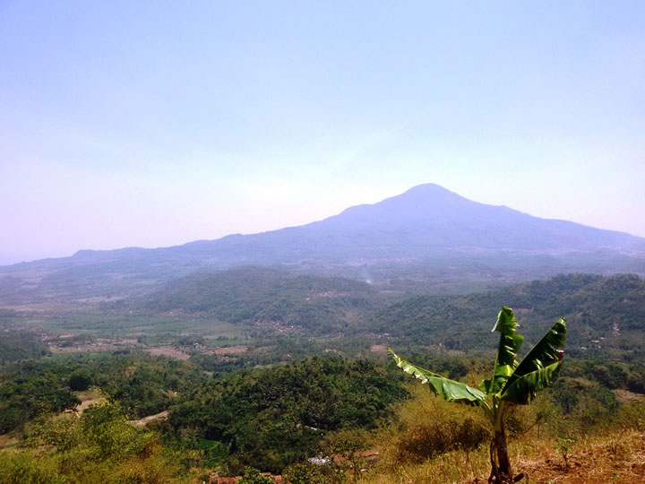 Mengulas Lengkap Kisah Gunung Tampomas, Benarkah Ada Logam Mulia Kuno Didalamnya?