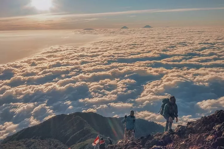 Cerita Pasar Setan Gunung Slamet Sangat Diyakini Masyarakat, Benarkah Pertanda Ritual Penghuni Gaib? 