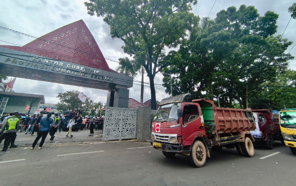 Ratusan Sopir Truk Demo, Kebijakan Gubernur Sumsel Dinilai Hambat Operasional Angkutan