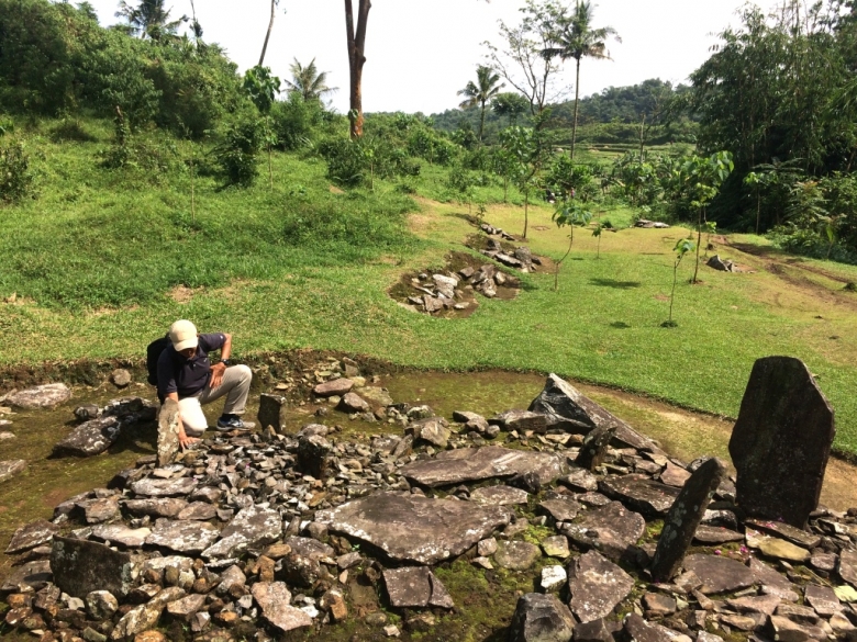 Misteri Makam Gunung Salak, Makam Siapa Saja?