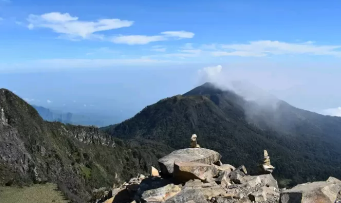 Keindahan Alam dan Misteri Gunung Arjuno, Petualangan yang Memikat di Jawa Timur