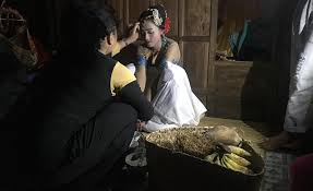Tradisi Sukunya Unik, Ritual Perkawinan Ritualnya Bikin Netizen Kepo