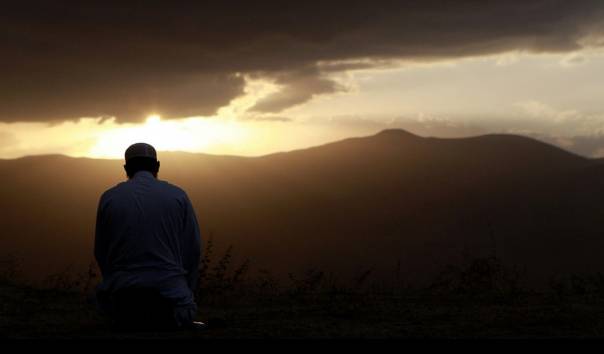 Benarkah Saat Sholat Subuh Surat Al Ikhlas Tak Boleh Dibaca? Ini Penjelasannya!