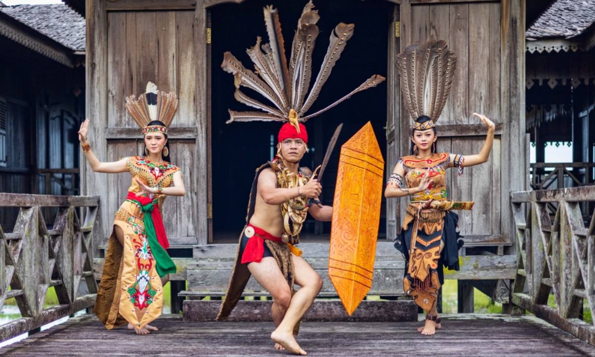 5 Macam Baju Adat Khas Dari Suku Kalimantan, Ada Baju Dayak Hingga Banjar!