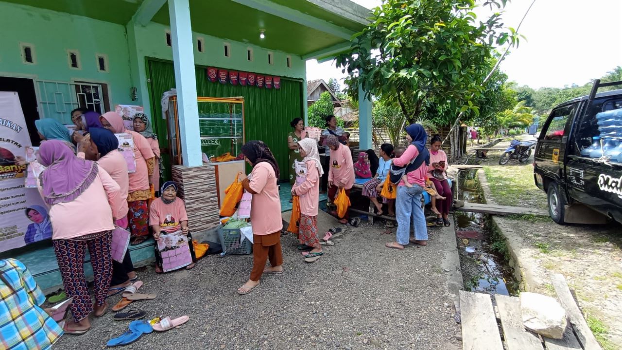 Relawan Mak Ganjar Tebar Kebaikan Kepada Emak-Emak di Desa Belatung